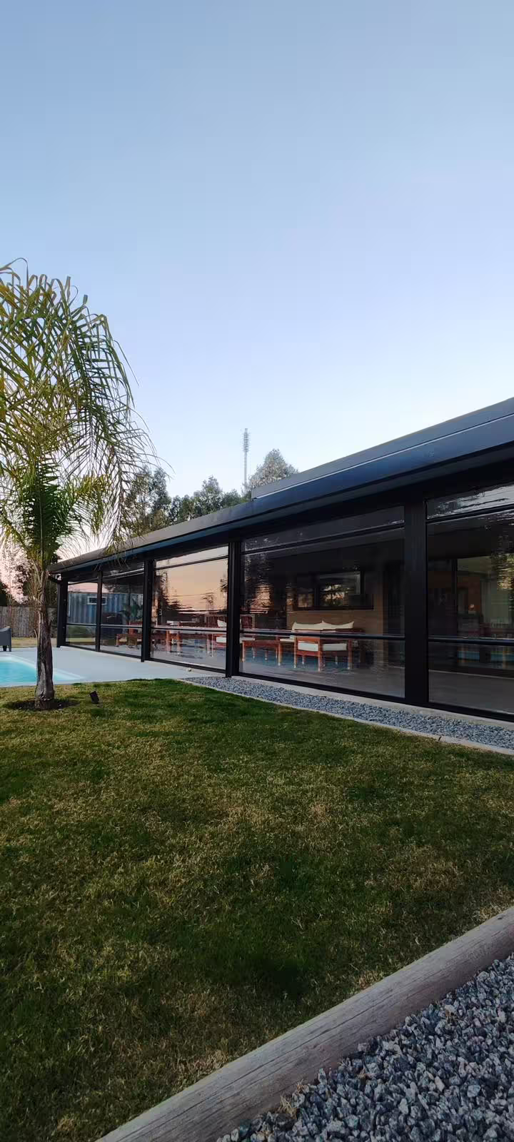 Rollable PVC enclosure with aluminum guides 1